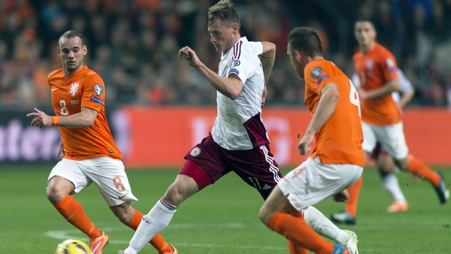 Pelatih Belanda Guus Hiddink bisa bernapas lega setelah tim asuhannya berhasil menaklukkan Latvia enam gol tanpa balas, Senin (17/11).