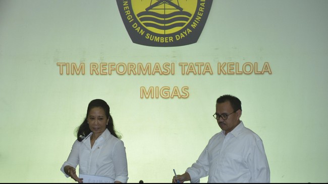 Menteri BUMN Rini Soemarno menunjuk Yenny Handayani, Ahmad Bambang, dan Arif Budiman sebagai Direktur PT Pertamina (Persero) untuk membantu Dwi Soetjipto.