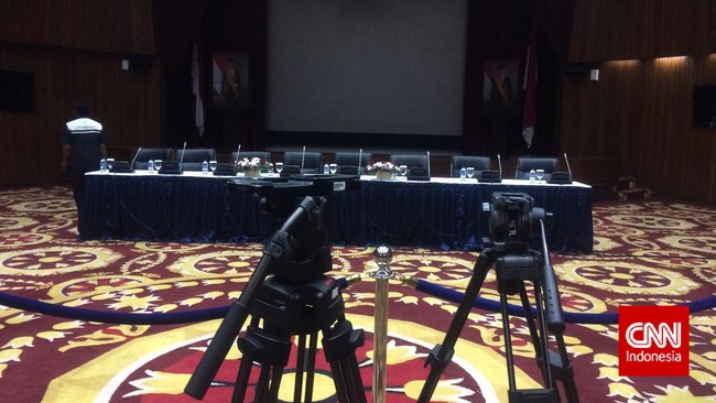 Malam ini Menteri ESDM sedianya makan malam bersama awak media di ruang Bimasena, Hotel Darmawangsa, namun dibatalkan karena diminta bergerak ke Kantor Menko.