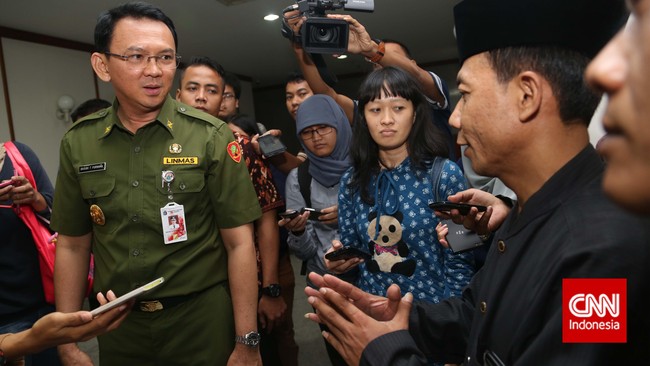 Ahok yang besok dilantik menjadi Gubernur DKI Jakarta menyoroti pembebasan lahan di wilayah rawan banjir. Ia meminta warga di sana pindah ke rumah susun.