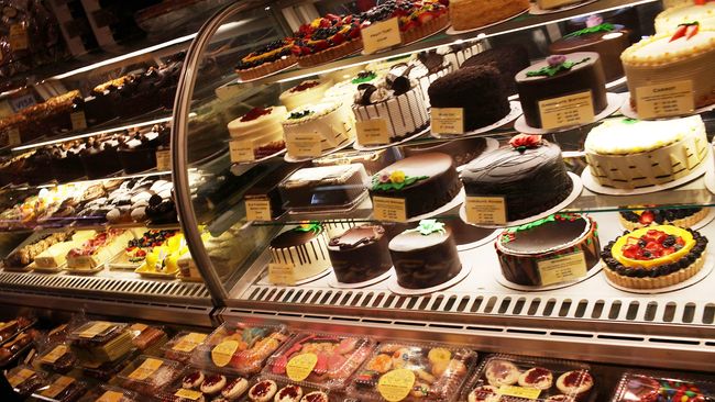Hasrat untuk membeli makanan sering tak terhindarkan saat jelang berbuka puasa. Rasa kenyang luar biasa pun sering berbuntut naiknya berat badan.