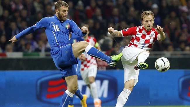 Babak pertama antara Italia melawan Kroasia dalam kualifikasi Piala Eropa 2016, berakhir imbang 1-1, dan setelah gol Antonio Candreva disamakan Ivan Perisic