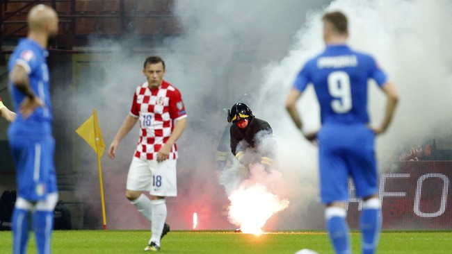 Sempat diwarnai lemparan kembang api dari penonton, pertandingan kualifikasi Piala Eropa 2016 antara Italia melawan Kroasia,Senin (17/11), berakhir imbang 1-1.
