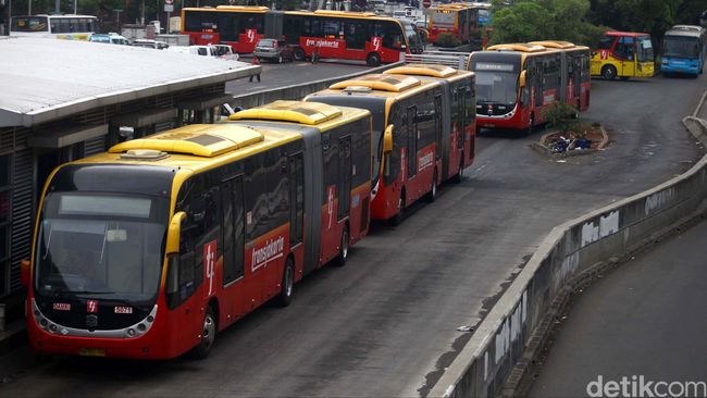 Ahok Butuh 2 Ribu Bus, Swedia Siap Pasok Pengadaan akan dilakukan secara bertahap sekitar 3 ratus unit bus per tahun. Bus Swedia ini diklaim cocok dengan kondisi Jakarta.