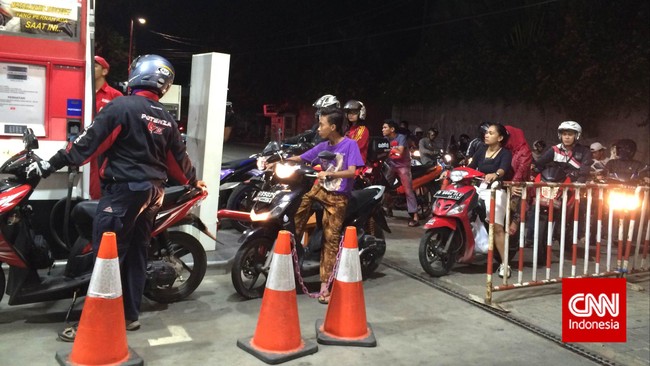 Pengendara sepeda motor yang mengisi premium di SPBU Kemang mengaku bisa menerima kenaikan harga, tetapi tetap mengantri untuk mengisi BBM sebelum harga naik.
