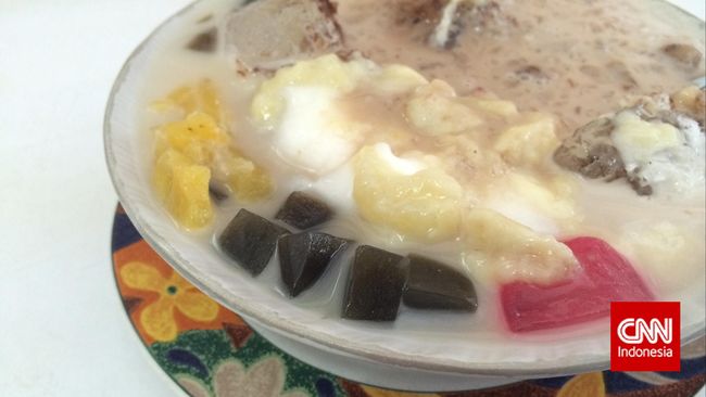 Durian atau duren punya penggemar fanatik sendiri. Di Purbalingga, terdapat warung es duren yang cukup legendaris, namanya Es Duren Kombinasi Pak Kasdi.