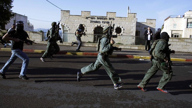 Dua orang yang diduga warga Palestina menyerang sebuah sinagoga di Yerusalem dengan pisau dan kapak, menewaskan lima orang dan melukai empat lainnya.