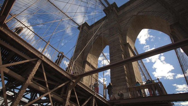 Yonathan Souid, 23 tahun, pria asal Perancis ditangkap pihak kepolisian New York karena kedapatan memanjat Jembatan Brooklyn untuk memotret pemandangan.