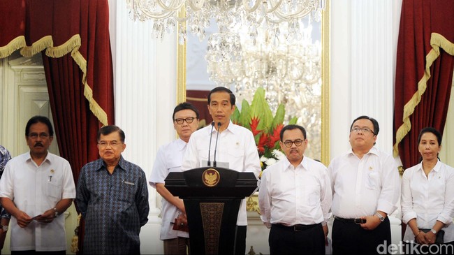 Kenaikan harga bahan bakar minyak (BBM) dikecam oleh netizen di dunia maya. Tapi Presiden Joko Widodo senang-senang saja. Kok bisa?