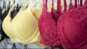 Tips Memilih Pakaian Agar Payudara Terlihat Lebih Besar