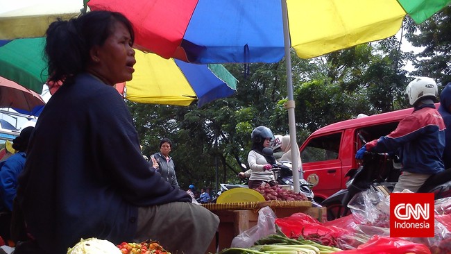 Pemerintah memberikan prioritas pengangkutan truk yang membawa bahan pangan di pelabuhan penyeberangan sehingga harga relatif stabil.