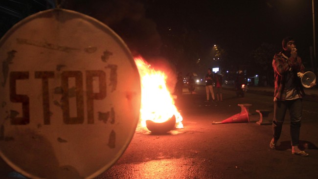 Puluhan warga menutup jalan utama Kecamatan TNS, Maluku Tengah karena kecewa dengan tindakan RSUD Masohi yang menyerahkan lagi jenazah Covid-19 ke keluarga.