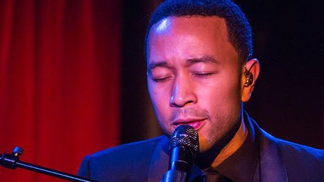 John Legend Jual Baju Bermerek Demi Beasiswa