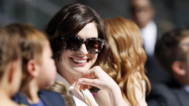 Pertama perutnya terlihat membuncit, September lalu. Kini, Anne Hathaway sudah dalam masa trimester ke-dua.