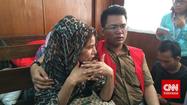 Orang tua Ade Sara berharap agar jaksa melakukan banding jika vonis yang diterima pembunuh anaknya dianggap terlalu ringan dari tuntutan penjara seumur hidup.