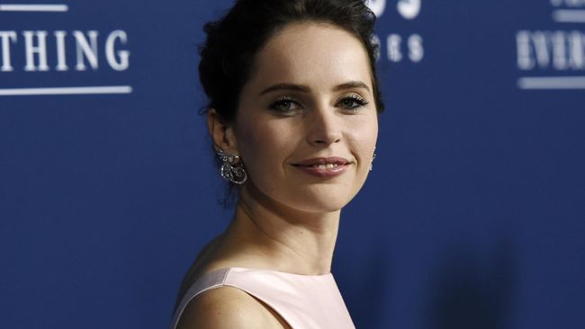 Pemeran Jyn Erso di Rogue One: A Star Wars Story itu mengungkapkan dirinya mendengar lagu Single Ladies (Put a Ring on It) dan album Lemonade.