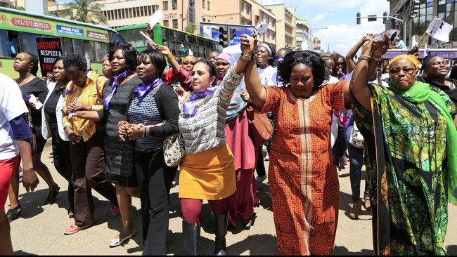 Ratusan orang berdemo di Kenya memprotes kebebasan berpakaian, setelah beberapa waktu lalu perempuan dengan rok mini ditelanjangi di tempat umum.