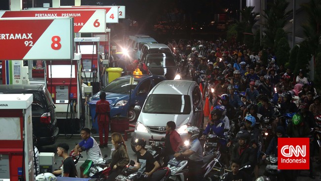 PT Pertamina menurunkan harga Pertamax 92 menjadi Rp 9.950 per liter mulai Sabtu (22/11). Harga itu turun Rp 250 dari harga hari ini, Rp 10.200.