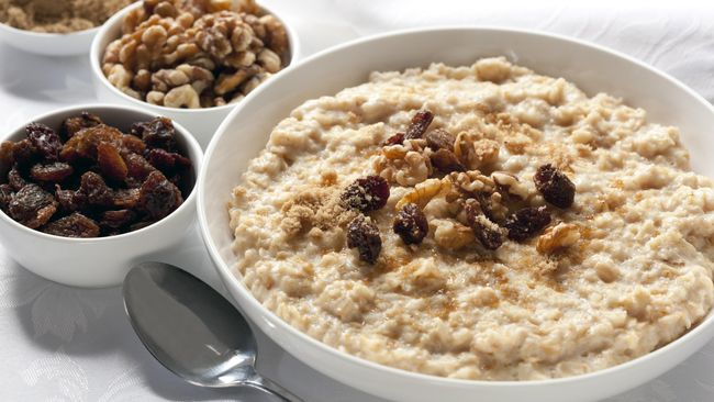 Tidak sarapan bukan cara terbaik untuk menurunkan berat badan, karena melewatkan sarapan cenderung membuat Anda lebih banyak ngemil.