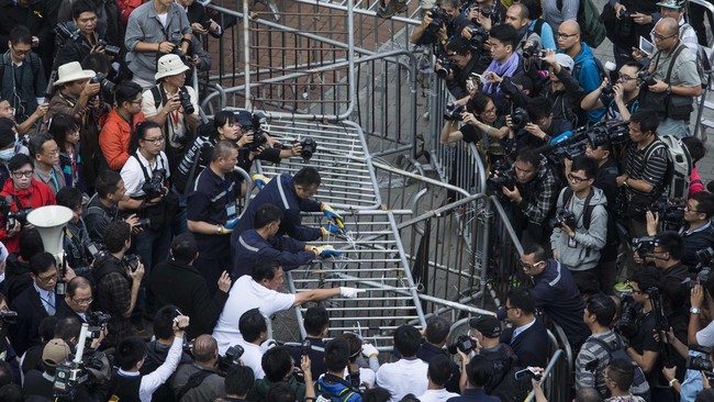 Pagar barikade yang selama ini dianggap mengganggu pejalan kaki digusur aparat. Demonstran pasrah dan tidak melawan, bahkan membantu mengemasi barang mereka.