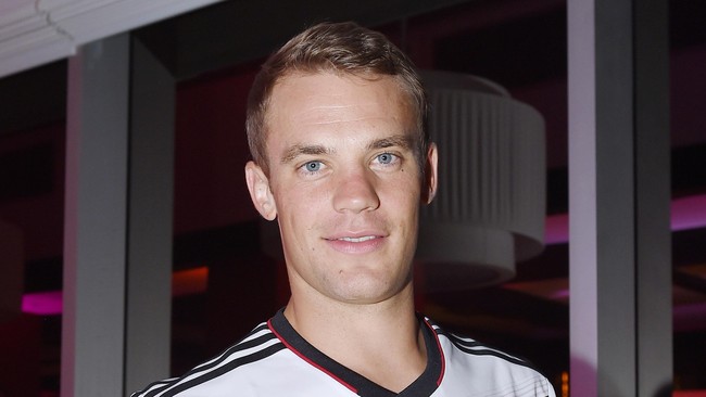 Manuel Neuer terpilih menjadi salah satu dari tiga besar nomine FIFA Ballon d'Or. Ia akan bersaing dengan Cristiano Ronaldo dan Lionel Messi.