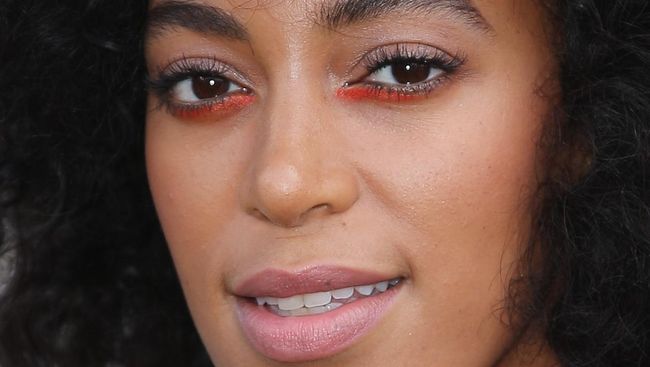 Solange Knowles menikah dengan nuansa penuh cinta di New Orleans, Minggu lalu. Beyonce dan Jay Z hadir dalam pernikahan serba putih nan unik itu.