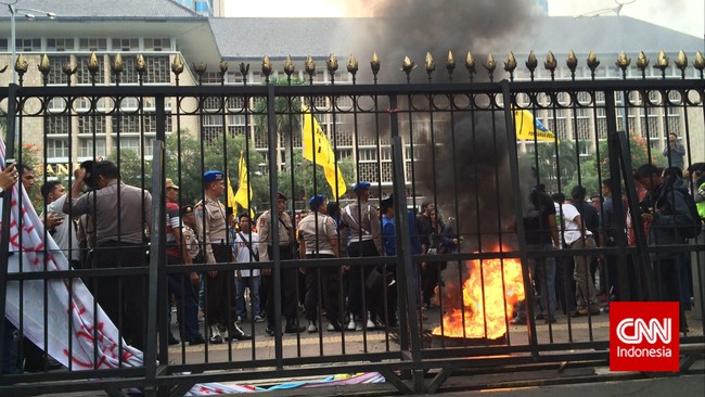 Fraksi-fraksi anggota Koalisi Merah Putih menggagas hak interpelasi kenaikan harga BBM. PAN menyebut kenaikan harga BBM berpotensi melanggar UU APBNP 2014.