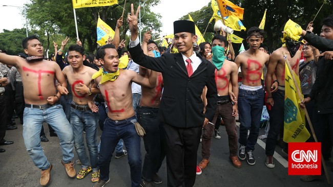 Koalisi Merah Putih akan mulai melakukan aksi nyata untuk mengajukan hak interpelasi terkait kebijakan kenaikan harga bahan bakar minyak (BBM).