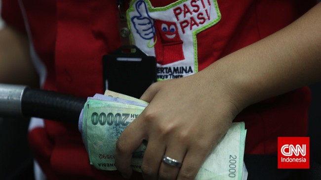 Pencabutan subsidi BBM secara perlahan dengan menaikkan harga sebesar Rp2.000, dinilai pengamat ekonomi Yanuar Rizky, tidak seharusnya dilakukan saat ini.