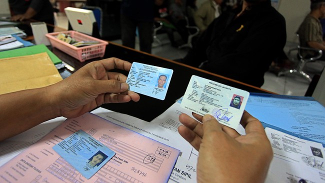 Petugas yang meragukan keaslian KTP warga yang digunakan untuk memilih, diizinkan mengambil fotonya dan dikirim ke Dinas Dukcapil untuk diverifikasi.