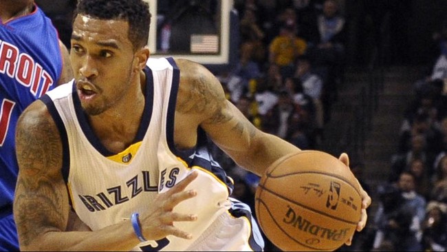 Atlanta Hawks dan Memphis Grizzlies berhasil memanfaatkan laga di hadapan pendukung sendiri untuk menguasai dua game babak pertama play-off NBA.