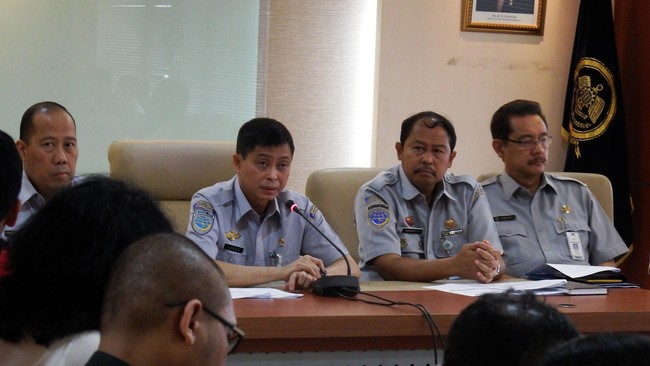 Turunnya harga BBM, menurut Menteri Perhubungan Ignasius Jonan harus diikuti dengan penurunan tarif angkutan umum sesegera mungkin.