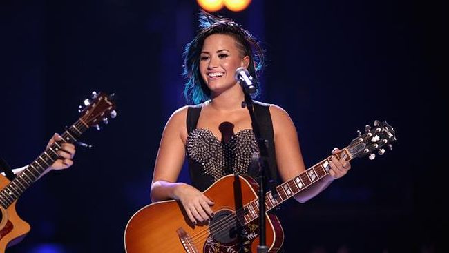 Penyanyi Demi Lovato sangat tertutup soal kehidupan pribadi. Ditanya kisah asmara, ia selalu tutup mulut. Tapi mendadak ia tak tahan untuk tak pamer kekasihnya.