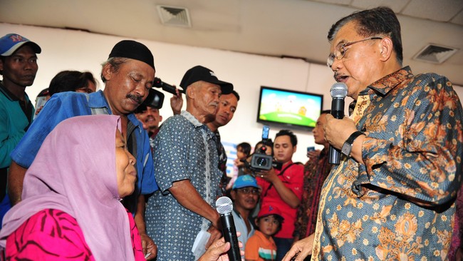 Wakil Presiden Jusuf Kalla menggelar teleconference dengan Wali Kota Bandung Ridwan Kamil soal dampak kenaikan harga BBM subsidi di kota kembang.