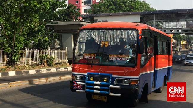 Selain angkot, pemerintah juga meminta diturunkannya tarif angkutan penyeberangan minimal 4 persen dari tarif sebelumnya.