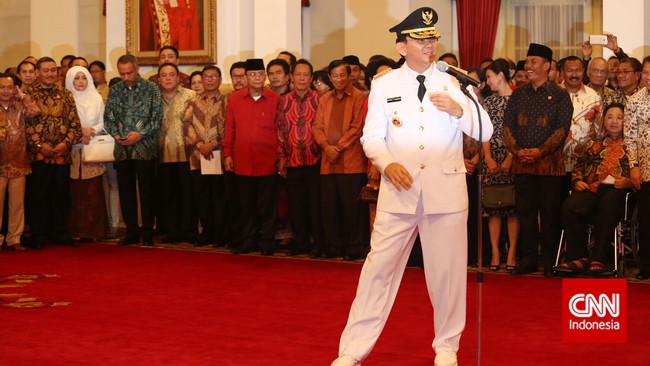 Pada hari pertamanya menjadi Gubernur DKI Jakarta, Ahok memilih menutup kegiatannya yang segudang dengan menonton bareng film Indonesia.
