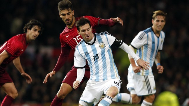Pertarungan Lionel Messi melawan Cristiano Ronaldo berjalan membosankan dengan keunggulan Portugal 1-0 atas Argentina di Old Trafford, Rabu (19/11) dini hari.