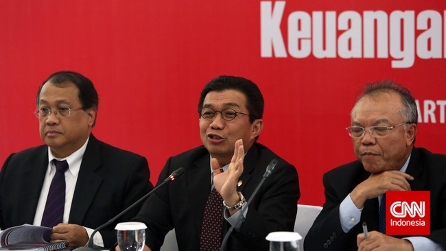 Ketua Dewan Komisioner OJK Muliaman D Hadad mengaku pihaknya akan memperluas pembiayaan ke sektor pertanian, peternakan, dan perkebunan pada tahun depan. 