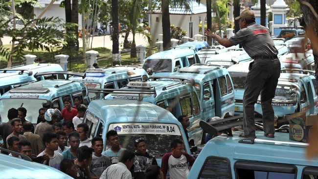 Kementerian Perhubungan akan menetapkan batas atas dan batas bawah tarif seluruh angkutan umum, tak hanya maskapai.