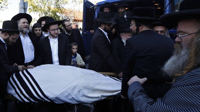 Empat warga Yahudi korban penikaman di sebuah sinagoga di Yerusalem telah dimakamkan, salah satunya adalah rabi yang terkenal mempunyai ribuan jemaah di Israel.