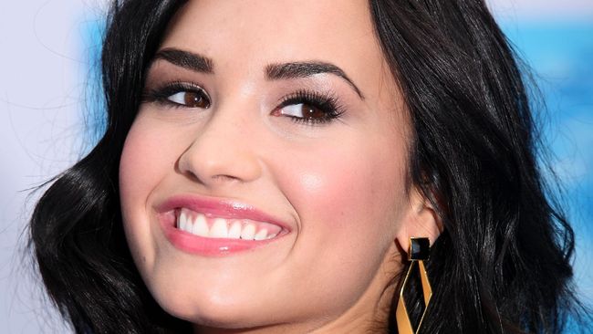 Lagu baru Demi Lovato, Cool for Summer diduga meniru lagu Domino milik Jessie J dan I Kissed a Girl milik Katy Perry.