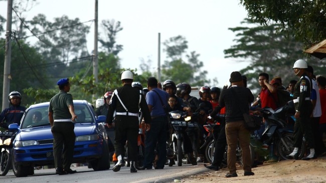 Seorang prajurit TNI diduga menendang penduduk di Deli Serdang saat terlibat kecelakaan pada Rabu lalu. Kasus ini berhujung tenteram setelah mediasi pada hari ini.