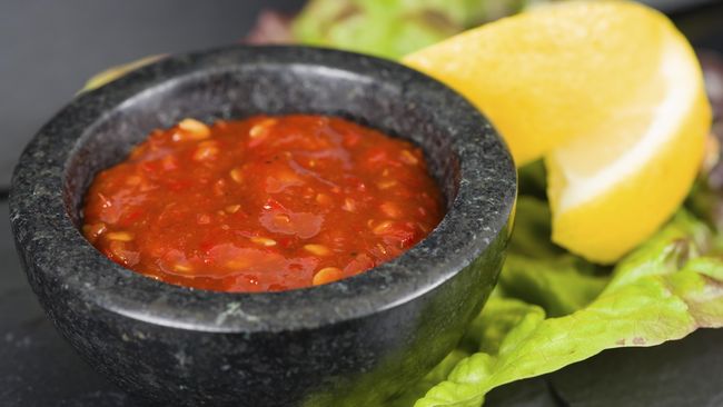 Sambal cabai yang ulek selalu terasa lebih enak dibandingkan dengan sambal yang dibuat menggunakan blender atau mesin penghalus lainnya.
