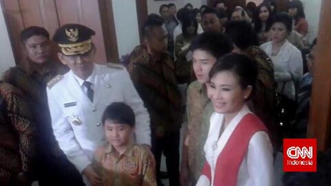 Dari Belitung Timur ke pusat pemerintahan Republik Indonesia. Basuki Tjahaja Purnama alias Ahok kini resmi memimpin 12 juta jiwa di Jakarta.
