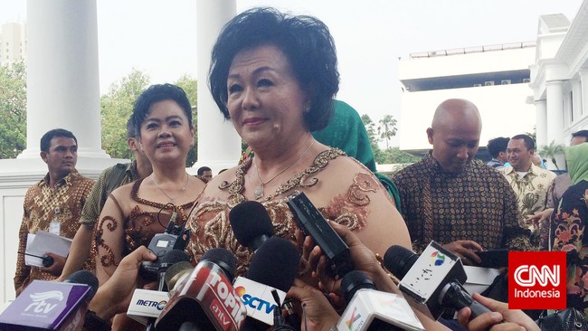 Ahok ingat betul saat ia dan ibunya keluar-masuk ladang untuk bercocok tanam, dan saat ia berkeliling kampung menjajakan kue buatan ibunya.