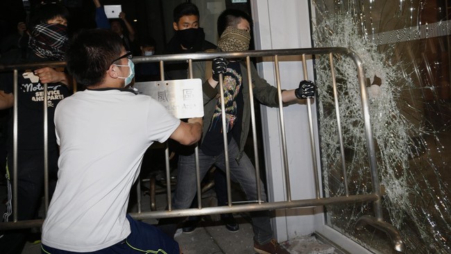 Empat demonstran yang menjebol masuk ke gedung dewan di Hong Kong ditangkap polisi Hong Kong, tak lama setelah barikade mereka dibongkar polisi.