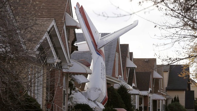 Sebuah pesawat kargo jatuh menabrak rumah di Chicago, menewaskan pilot pesawat, namun pemilik rumah yang berjarak hanya beberapa centimeter dari puing, selamat.
