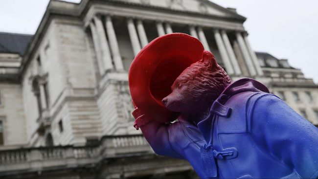 Setelah kemunculannya, beruang Paddington yang lucu dan menggemaskan berubah jadi ikon fesyen. Mantel biru ikoniknya banyak diburu perempuan di Inggris.