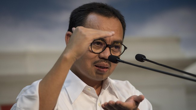 Harga premium dan solar berpeluang turun menyusul rencana pemerintah menyesuaikan harga BBM bersubsidi tersebut mengikuti tren penurunan harga minyak dunia.