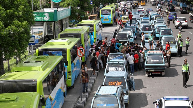 Pemerintah Jawa Tengah fokus menaikkan tarif angkutan umum. Ia meminta kerja sama para bupati dan walikota guna meredakan gejolak akibat kenaikkan harga BBM ini